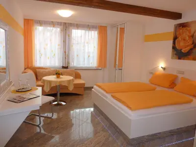 Ein Sitzbereich in der Unterkunft Hotel und Pension Am Burchardikloster