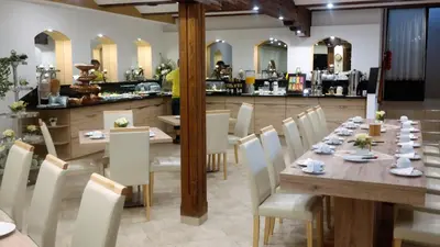 Ein Restaurant oder anderes Speiselokal in der Unterkunft Hotel und Pension Am Burchardikloster