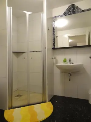Ein Badezimmer in der Unterkunft Hotel und Pension Am Burchardikloster