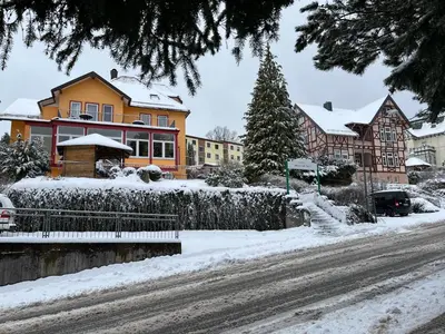 Haus am See im Winter