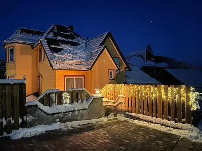 Haus am See im Winter