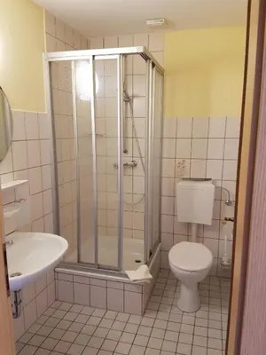 Ein Badezimmer in der Unterkunft Pension Schweizer Hof
