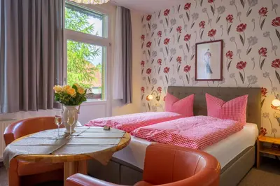 Ein Bett oder Betten in einem Zimmer der Unterkunft Pension Schweizer Hof