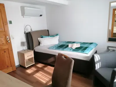 Ein Bett oder Betten in einem Zimmer der Unterkunft Hotel garni 