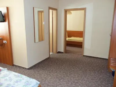 Ein Bett oder Betten in einem Zimmer der Unterkunft Hotel Garni zum Goldenen Ring