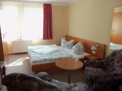 Ein Bett oder Betten in einem Zimmer der Unterkunft Hotel Garni zum Goldenen Ring