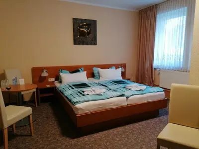 Ein Bett oder Betten in einem Zimmer der Unterkunft Hotel Garni zum Goldenen Ring