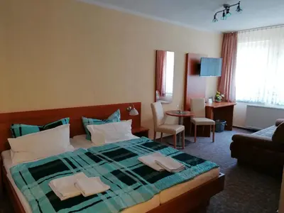 Ein Bett oder Betten in einem Zimmer der Unterkunft Hotel Garni zum Goldenen Ring