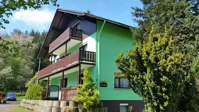 Das Gebäude in dem sich das Ferienhaus befindet