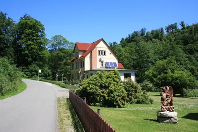 Ein Garten an der Unterkunft Pension Waldfrieden