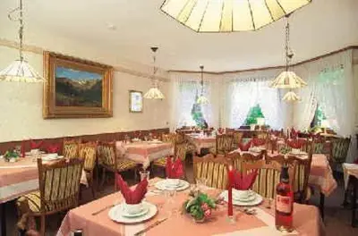 Ein Restaurant oder anderes Speiselokal in der Unterkunft Pension Villa Irene
