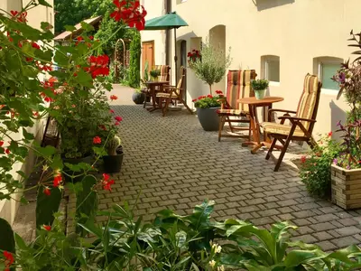 Ein Garten an der Unterkunft Schöne Ferienwohnung am Mathildenbrunnen
