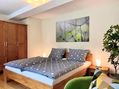 Ein Bett oder Betten in einem Zimmer der Unterkunft Schöne Ferienwohnung am Mathildenbrunnen
