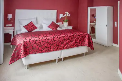 Ein Bett oder Betten in einem Zimmer der Unterkunft Haus Hotel & Pension Villa Laluna