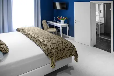 Ein Bett oder Betten in einem Zimmer der Unterkunft Haus Hotel & Pension Villa Laluna