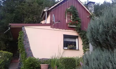Das Gebäude in dem sich das Ferienhaus befindet