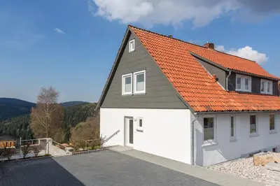 Das Gebäude in dem sich das Ferienhaus befindet