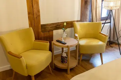 Ein Sitzbereich in der Unterkunft Altstadthotel Zur Börse