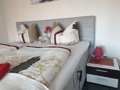 Ein Bett oder Betten in einem Zimmer der Unterkunft Fewo Therme inkl Handtücher und Bettwäsche