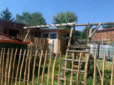 Das Gebäude in dem sich das Ferienhaus befindet