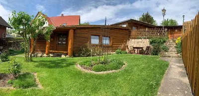 Ein Garten an der Unterkunft Blockhausvermietung 