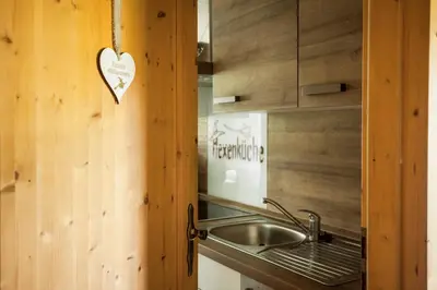 Küche/Küchenzeile in der Unterkunft Hüttenflair am See mit Kamin