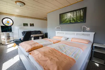 Ein Bett oder Betten in einem Zimmer der Unterkunft Café und Pension Theodor Fontane