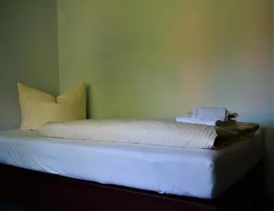 Ein Bett oder Betten in einem Zimmer der Unterkunft Hotel Gasthaus Weisser Mönch