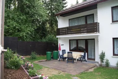 Ein Garten an der Unterkunft Ferienwohnung Eichhörnchen - [#54999]
