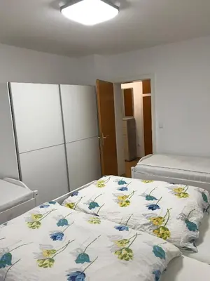 Ein Bett oder Betten in einem Zimmer der Unterkunft Ferienwohnung Eichhörnchen - [#54999]