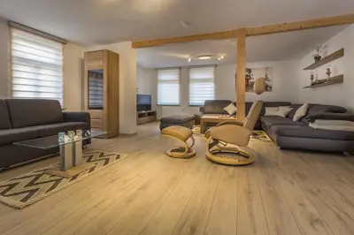 Ein Sitzbereich in der Unterkunft Ferienwohnung am Schlosspark