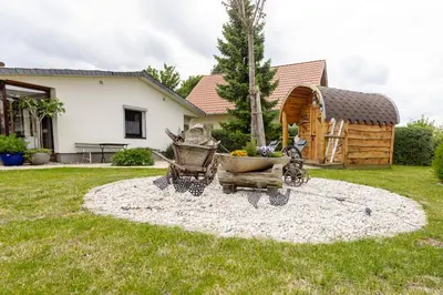 Ein Garten an der Unterkunft Ferienhaus am Bergeshang