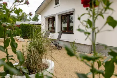 Ein Garten an der Unterkunft Ferienhaus am Bergeshang