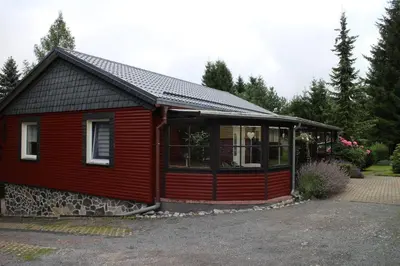 Das Gebäude in dem sich das Ferienhaus befindet