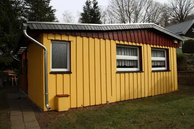 Das Gebäude in dem sich das Ferienhaus befindet
