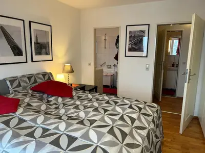 Ein Bett oder Betten in einem Zimmer der Unterkunft FeWo Parkblick mit 2 Bädern