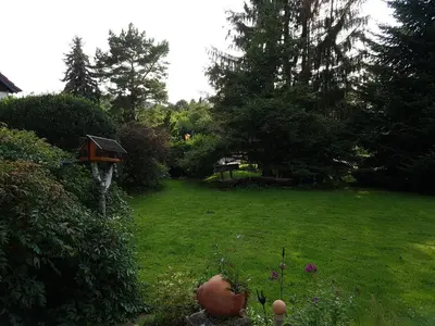 Ein Garten an der Unterkunft Ferienhaus zum Vogelnest