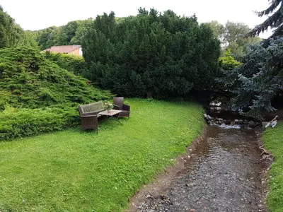 Ein Garten an der Unterkunft Ferienhaus zum Vogelnest