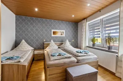 Ein Bett oder Betten in einem Zimmer der Unterkunft Christels Ferienwohnung 2 in Thale mit überdachter Terrasse, Küche mit TV & Geschirrspüler