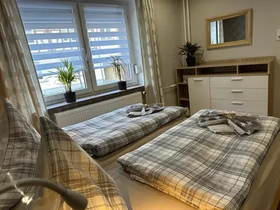 Ein Bett oder Betten in einem Zimmer der Unterkunft Christels Ferienwohnung 2 in Thale mit überdachter Terrasse, Küche mit TV & Geschirrspüler