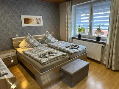 Ein Bett oder Betten in einem Zimmer der Unterkunft Christels Ferienwohnung 2 in Thale mit überdachter Terrasse, Küche mit TV & Geschirrspüler