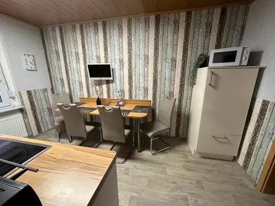 Küche/Küchenzeile in der Unterkunft Christels Ferienwohnung 2 in Thale mit überdachter Terrasse, Küche mit TV & Geschirrspüler