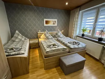 Ein Bett oder Betten in einem Zimmer der Unterkunft Christels Ferienwohnung 2 in Thale mit überdachter Terrasse, Küche mit TV & Geschirrspüler