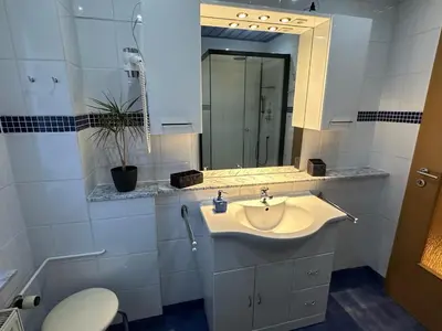 Ein Badezimmer in der Unterkunft Christels Ferienwohnung 2 in Thale mit überdachter Terrasse, Küche mit TV & Geschirrspüler