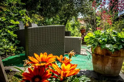 Ein Garten an der Unterkunft Zauberhaftes Altstadt-Apartment