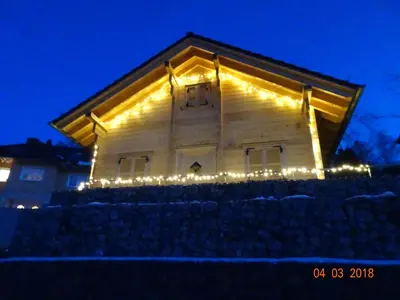 Das Gebäude in dem sich das Ferienhaus befindet