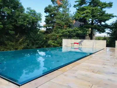 Der Swimmingpool an oder in der Nähe von Schlosshotel Stecklenberg