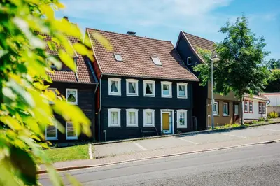 Das Gebäude in dem sich das Ferienhaus befindet