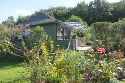 Ein Garten an der Unterkunft Ferienhaus Kleine Hexe