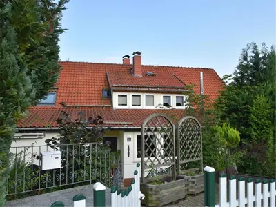 Das Gebäude in dem sich das Ferienhaus befindet